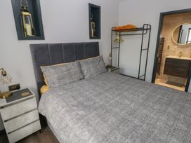 A bedroom with a bed and bedside table at 10 Brython Place Tackley