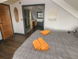 A bedroom with a bed and towels at 10 Brython Place in Tackley