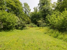 A garden area with grass and seating at Keepers Cottage in Devizes
