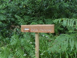 A sign pointing to the Boat House at The Boat House Ashprington