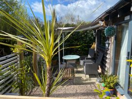 A garden with a table and chairs under an awning at The Pheasant's Nest in Welland near Upton Upon Severn