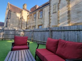 A garden with a sofa and table at The Coach House in Castle Cary