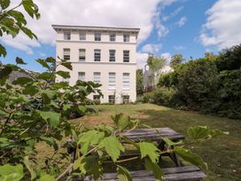 A building with a garden and picnic table at Flat 2 Battledown Grange Cheltenham