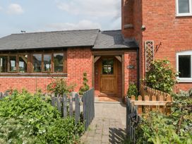 An entrance area with a brick wall and garden at Little Acorn Cottage in Munsley near Ledbury