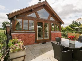 A garden with a patio table and chairs at Little Acorn Cottage Munsley near Ledbury