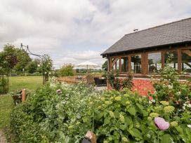 A garden with a seating area and plants at Little Acorn Cottage in Munsley near Ledbury