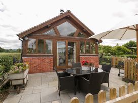 An outdoor patio with table and chairs at Little Acorn Cottage in Munsley near Ledbury