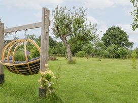 A hammock in a garden at Little Acorn Cottage in Munsley near Ledbury