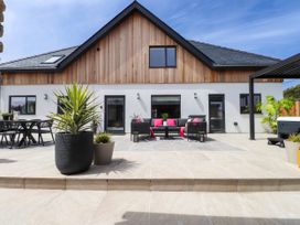 An outdoor seating area with a table and chairs at Ardwyn Rhosneigr