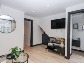 A living room with a TV and a plant at Milana in Tiverton