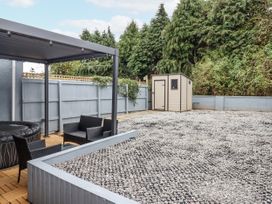 A garden with a hot tub and gravel area at Milana in Tiverton