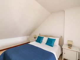 A bedroom with a bed and bedside tables at Surf View in Hope Cove