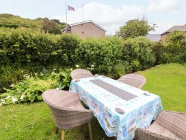 A garden with a table and chairs at 1 The Square Hope Cove