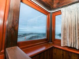 An observation area with windows overlooking the sea at Sammy Hakes Cottage