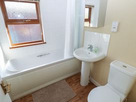 A bathroom with a bathtub, toilet, and sink at Riverside Lodge 3