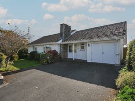 A house with a garage and driveway at 42 Little Trelyn in Wadebridge
