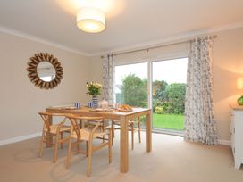 A dining room with a table and chairs at 42 Little Trelyn in Rock