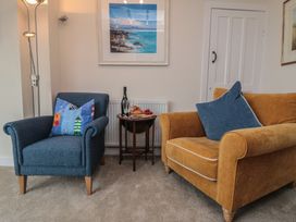 A living room with two armchairs and a small table in Iveridge Sandsend