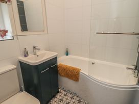 A bathroom with a bathtub, sink, and toilet at Iveridge, Sandsend