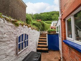 A garden area with steps leading up to a grassy area at Zide the Zea Hele Bay, Ilfracombe