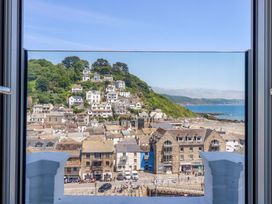 A view of houses on a hill overlooking the sea at Harbour House in Looe