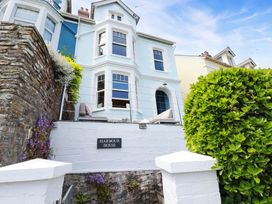 A house with a sign in front at Harbour House in Looe