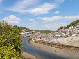 A view of a beach with houses and a river at Harbour House in Looe