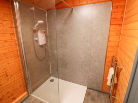 A bathroom with a shower enclosure at Stumps Cross Lodge Upper Coscombe near Winchcombe