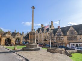 A square with a monument and buildings at Stumps Cross Lodge Upper Coscombe near Winchcombe