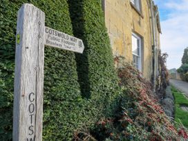 A directional sign for Cotswold Way near a building in Upper Coscombe near Winchcombe