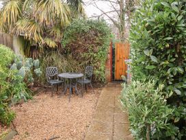 A garden with a table and chairs at Deben Road in Woodbridge