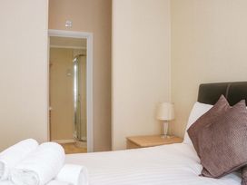 A bedroom with a bed and towels at Wansfell 2 in Limefitt Park near Troutbeck