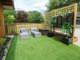 A garden with lounge chairs and a wooden fence at Stoney Rock Lodge 