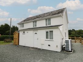 A house with a shed and picnic table at Glandwr House in Llandrindod Wells