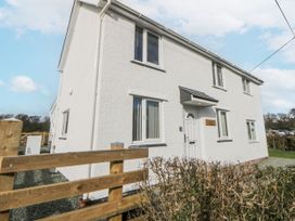 A house with windows and a door at Glandwr House in Crossgates near Llandrindod Wells