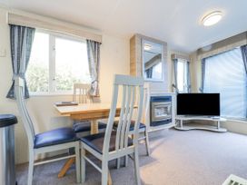 A dining room with a table and chairs at White Hart Caravan in Battle