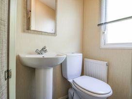 A bathroom with a sink and toilet at White Hart Caravan in Battle