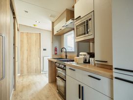 A kitchen with modern appliances at Meadowview - Billing Aquadrome