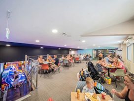A dining area with people eating and children playing at Willowbrook Hideaway - Billing Aquadrome