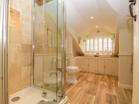 A bathroom with a shower, toilet, and sink at The Cottage in Stow-On-The-Wold
