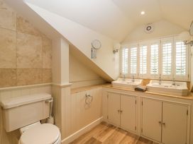 A bathroom with two sinks and a toilet at The Cottage in Stow-On-The-Wold
