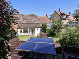 A garden with a table and chairs at Rigg Cottage Sandsend