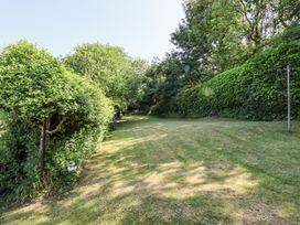 A garden with grass and hedges at Rigg Cottage Sandsend