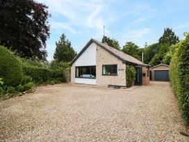 A house with a gravel driveway and garden at Lawnswood in 