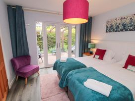 A bedroom with twin beds and a chair at Lawnswood