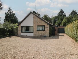 A house with a gravel driveway at Lawnswood in Brompton-by-Sawdon near Sherburn