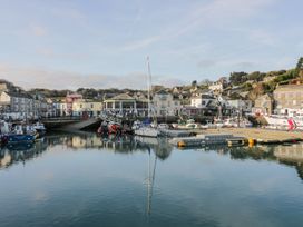 A harbor with boats docked near buildings and houses at 101 Atlantic Bays Holiday Park in Padstow