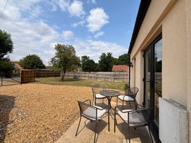 A garden with a table and chairs at The Studio in Marsham near Aylsham