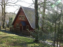 A cabin situated amidst trees at Acorn Lodge Finlakes Holiday Park near Chudleigh