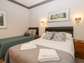 A bedroom with a double bed and a single bed at Norwood House in Ambleside